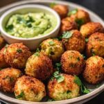 Knusprige Blumenkohlbällchen mit Avocado-Dip