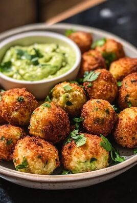 Knusprige Blumenkohlbällchen mit Avocado-Dip