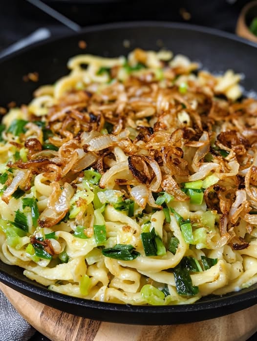 Spätzle-Lauch Pfanne mit Röstzwiebeln