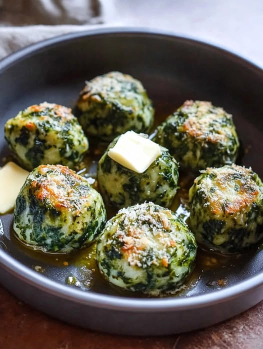 Südtiroler Spinatknödel mit Butter und Parmesan